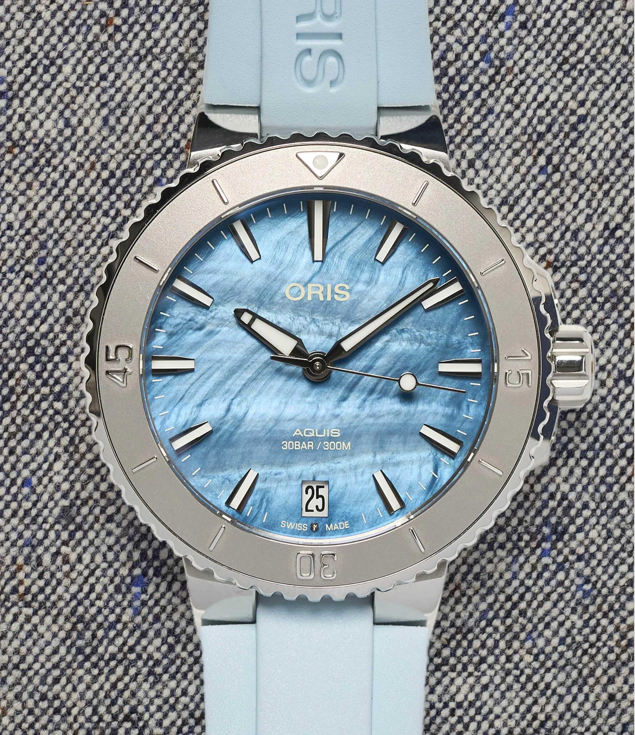 Aquis Date 36.5mm