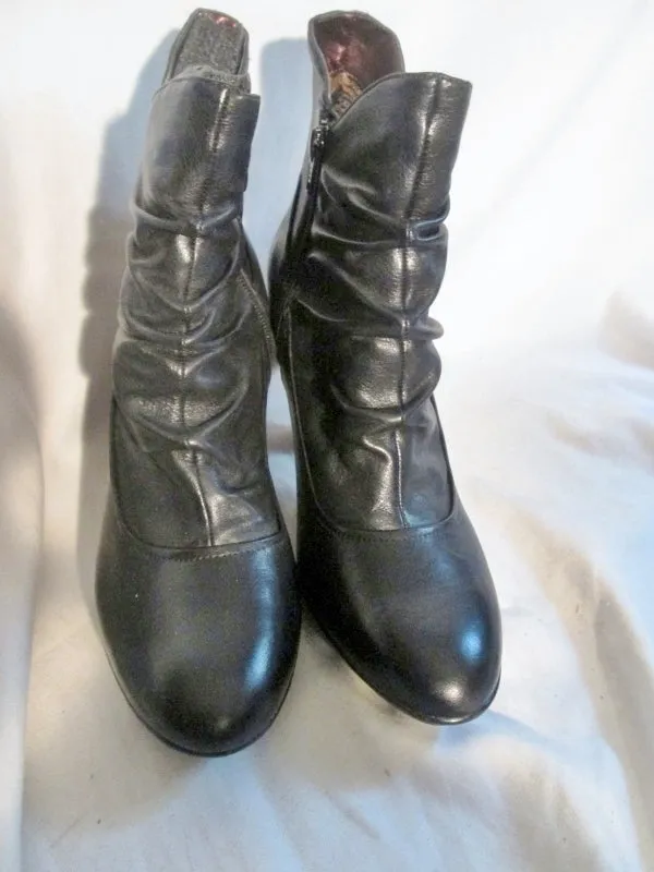 EUC Womens INDIGO Rouched Leather Ankle BOOTS Booties BLACK 10 High Heel