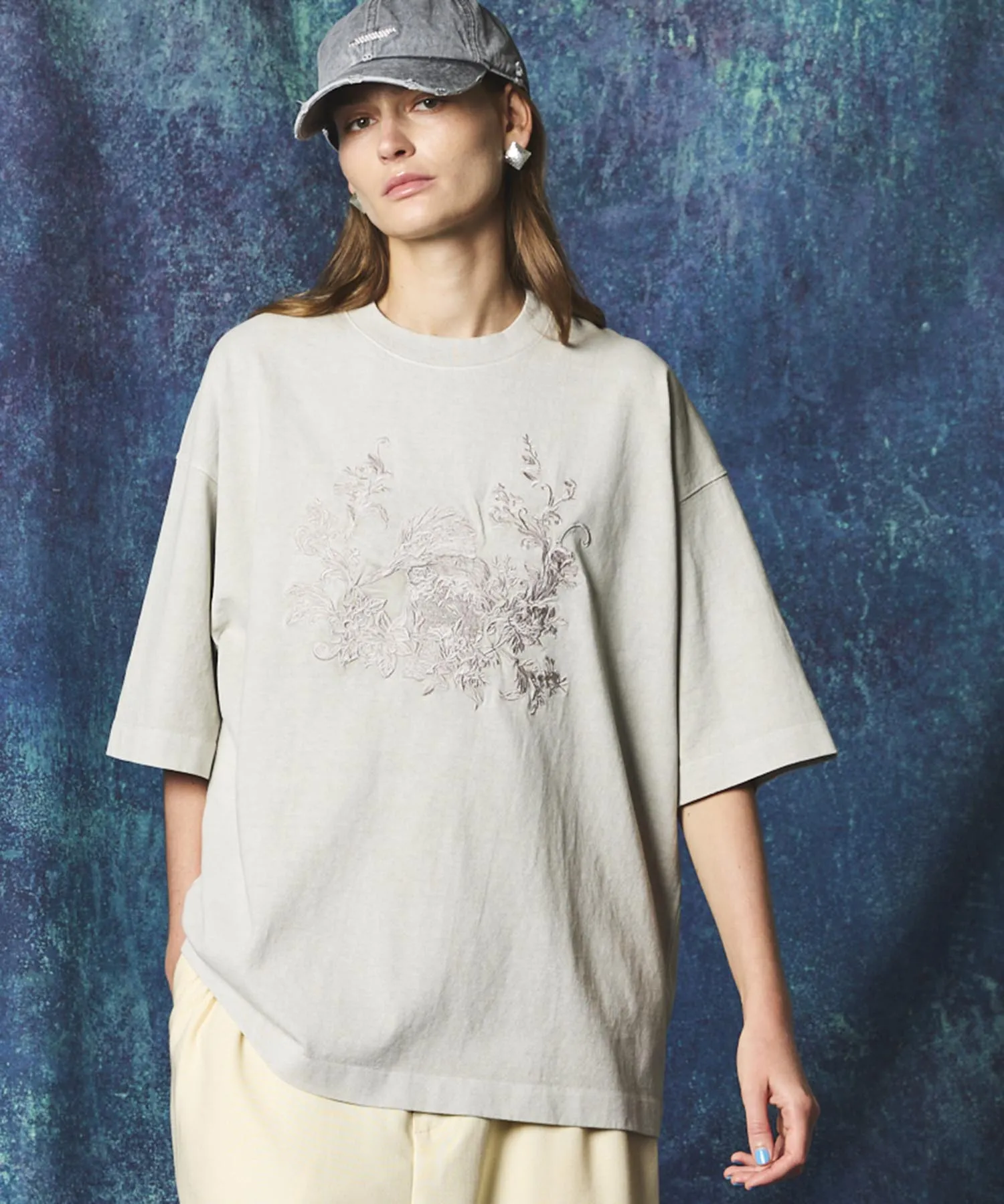 「FLOWER BIRD」Embroidery Chemical Over-Dye Prime-Over Crew Neck T-Shirt