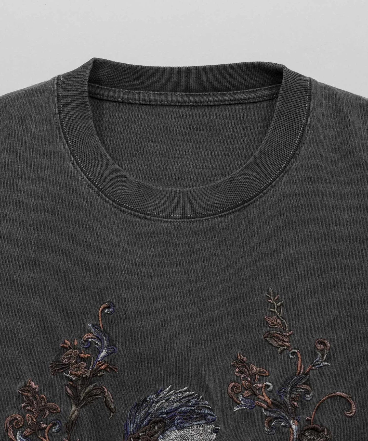 「FLOWER BIRD」Embroidery Chemical Over-Dye Prime-Over Crew Neck T-Shirt